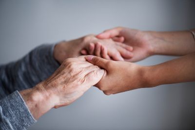 primo-piano-di-un-supporto-mani (1)