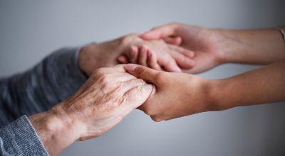 primo-piano-di-un-supporto-mani (1)